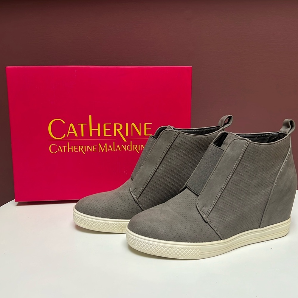 Women’s faux suede booties